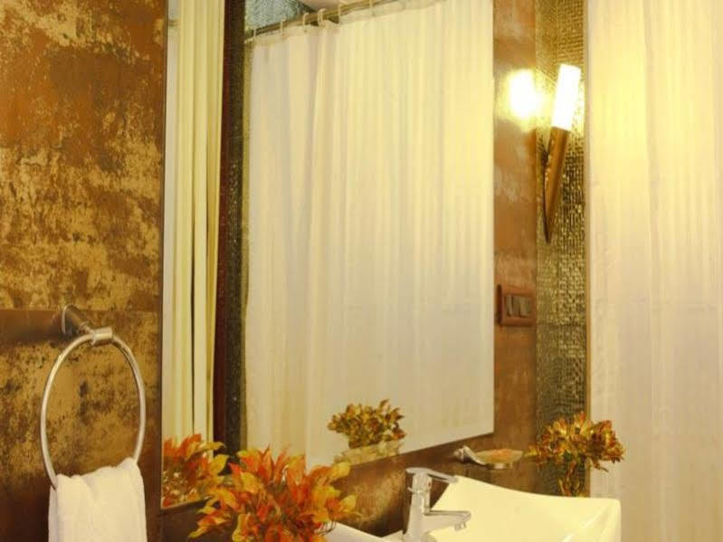 Drh Regency Bed & Breakfast อาเมดาบัด ภายนอก รูปภาพ